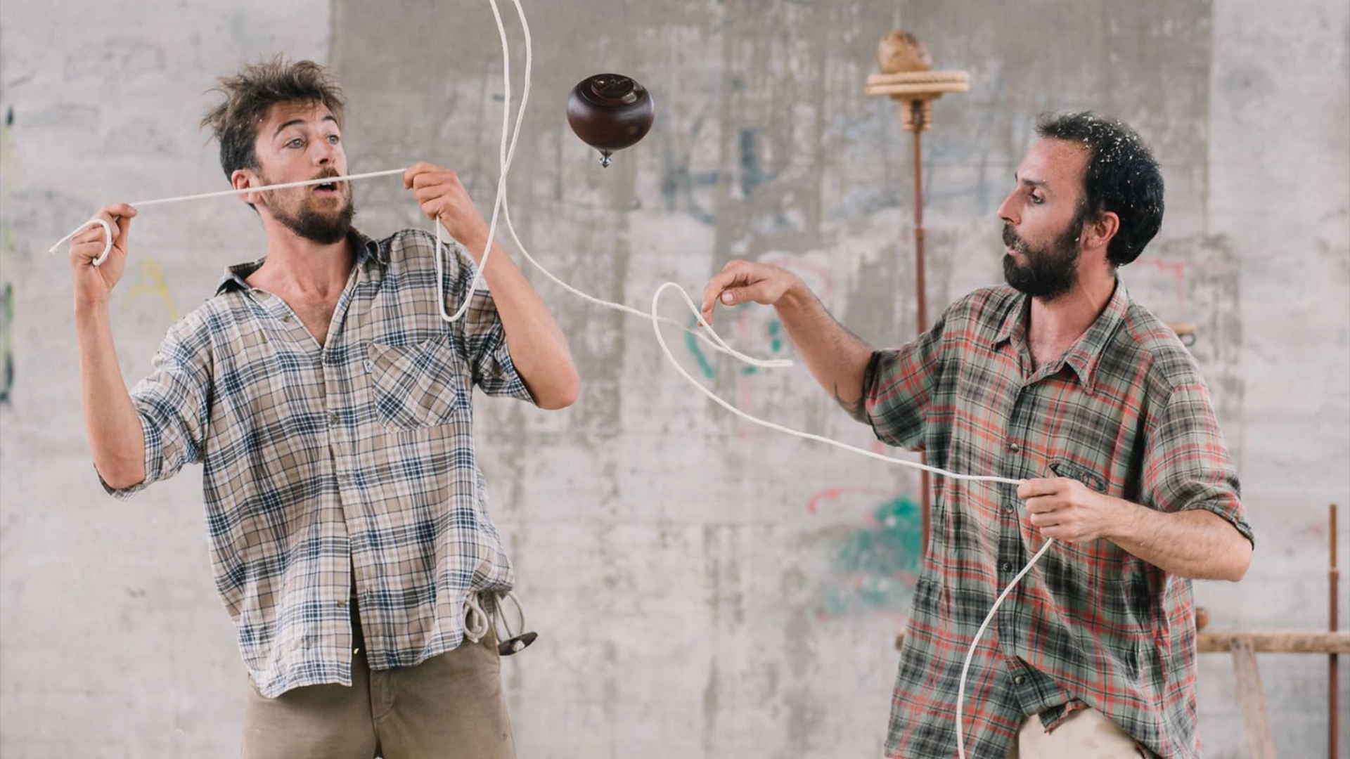 Imagen del grupo de uno de los componentes de la obra de teatro "Tot be" haciendo malabares