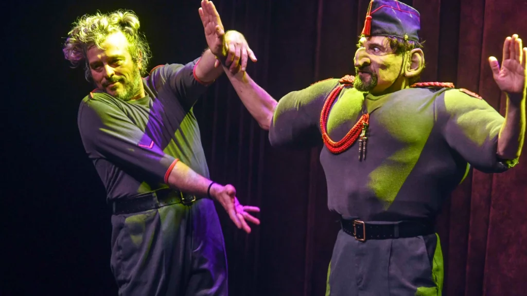 Imagen de dos actores de la obra de teatro WAR BABY de YLLANA