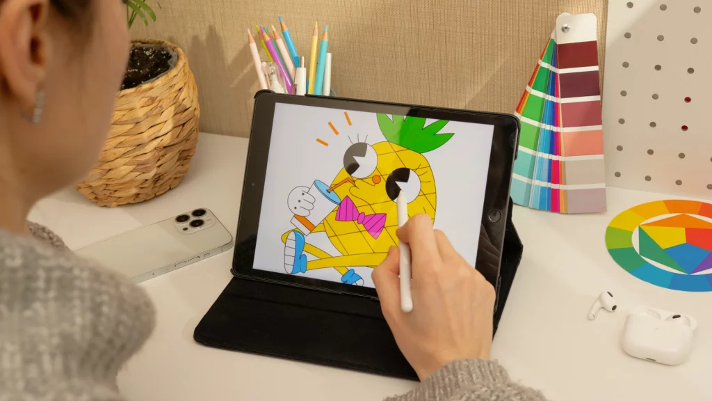 imagen de una persona diseñando el cartel del concurso de diseño en su ipad