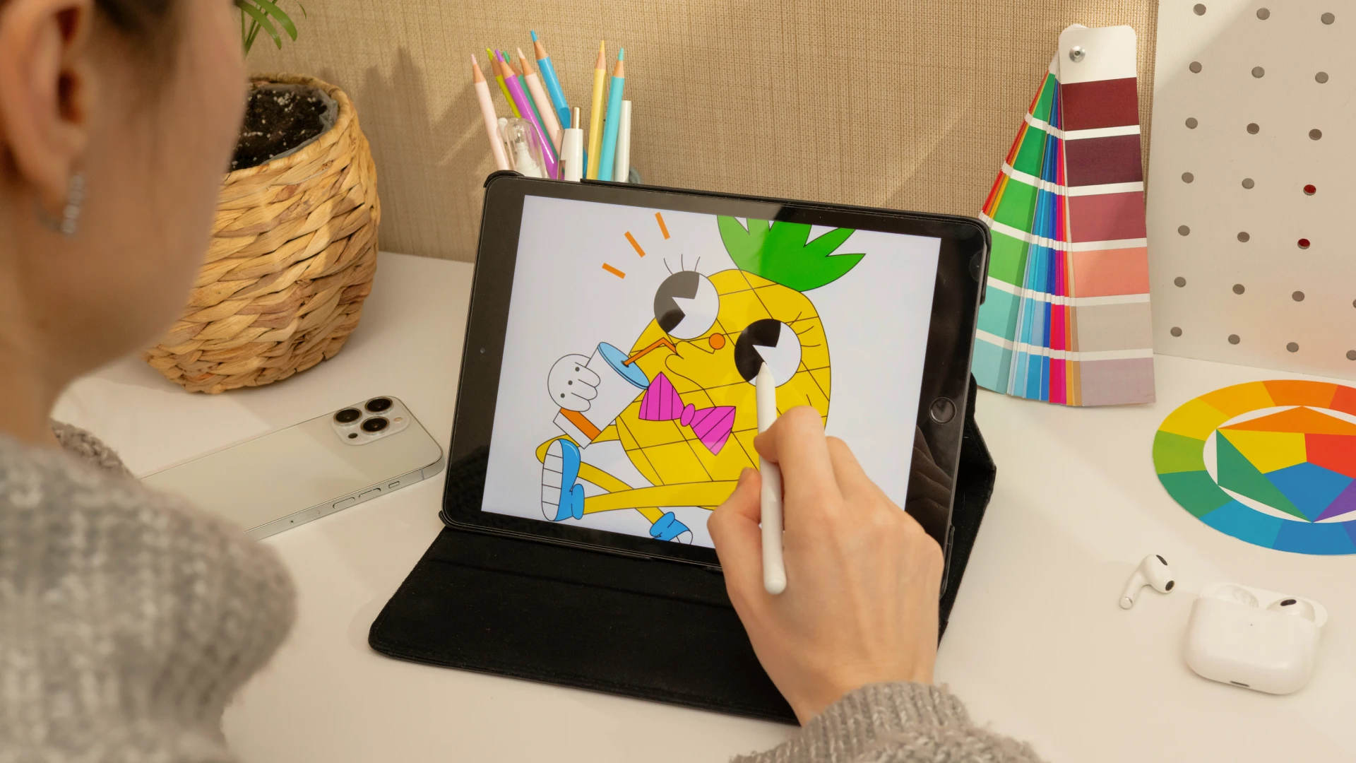 imagen de una persona diseñando el cartel del concurso de diseño en su ipad