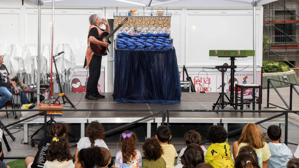 imagen del teatro infantil durante la feria del libro 2025 en ceuta