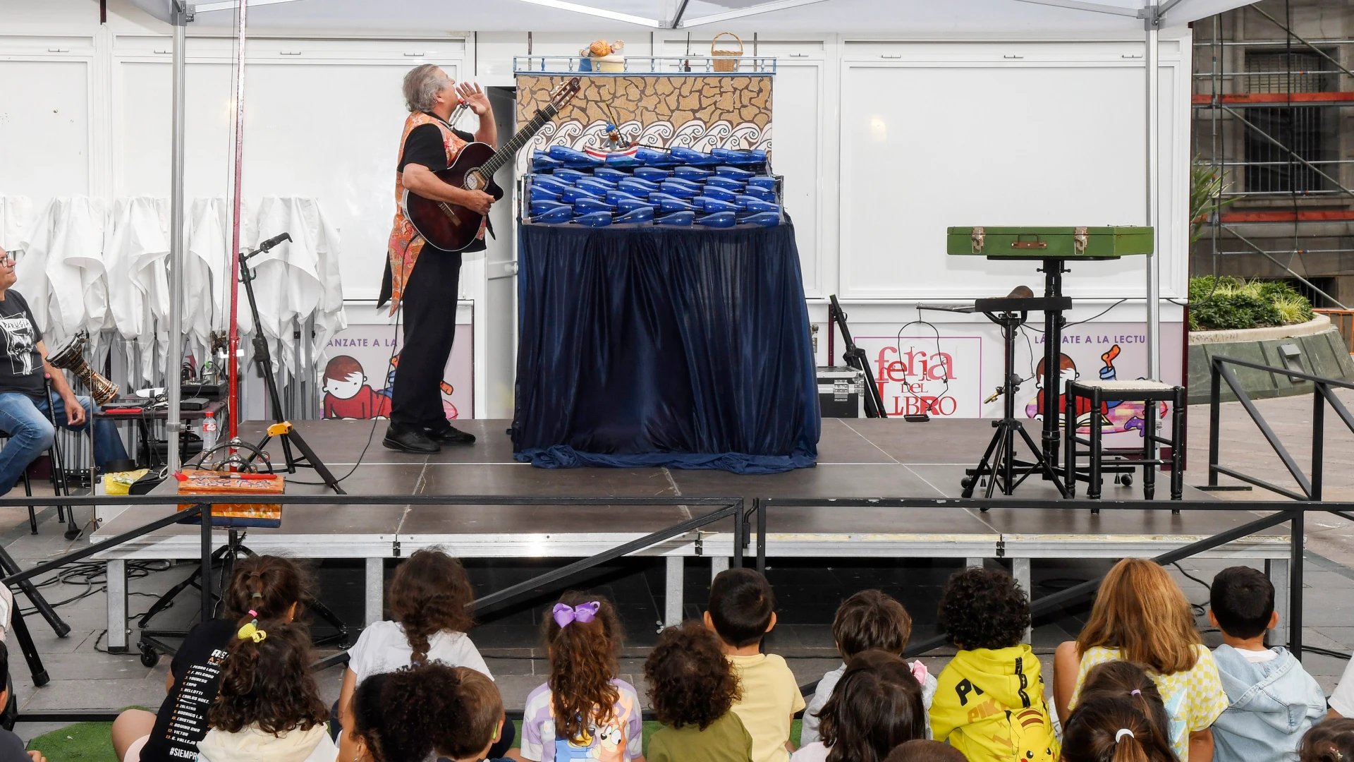 imagen del teatro infantil durante la feria del libro 2025 en ceuta