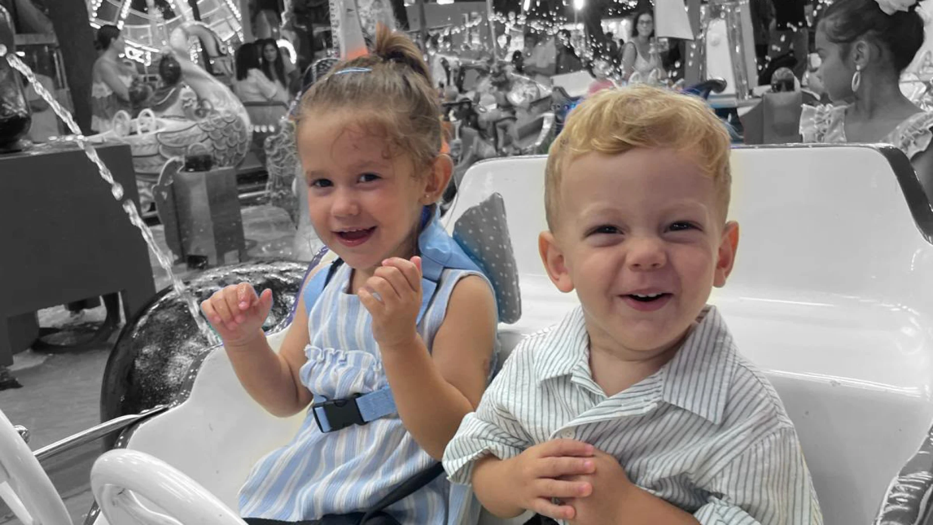 imagen de dos niños disfrutando de los cacharritos de la feria de ceuta durante el día del niño