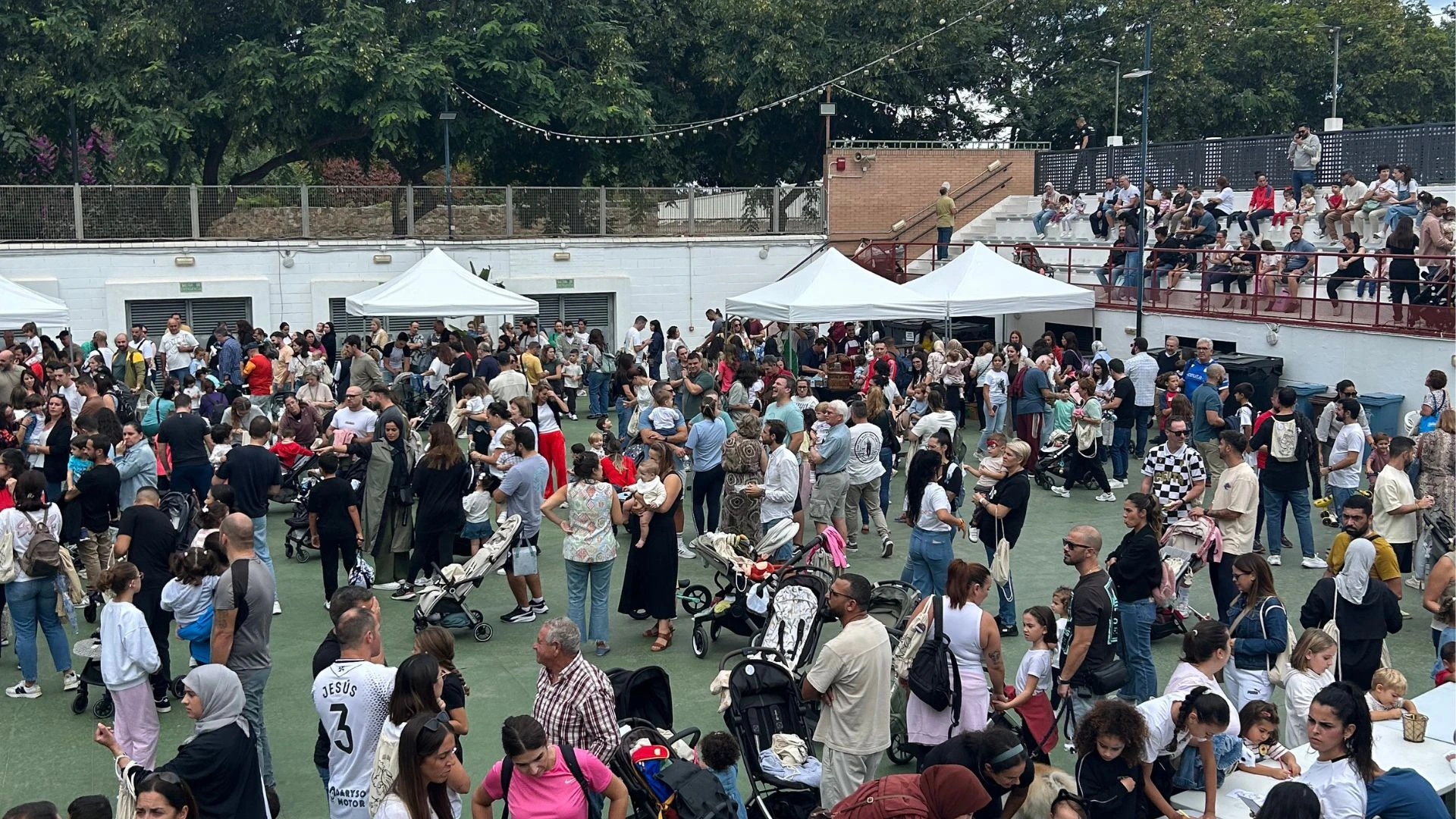 Multitud de familias y niños reunidos en el patio exterior del Auditorio de la Marina de Ceuta para celebrar el tradicional Día de la Mochila